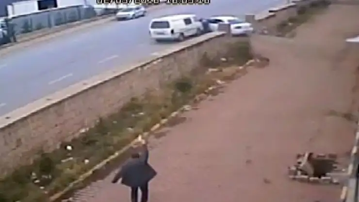 FETÖ şüphelisi polis memurunu aracı ile sürükledi