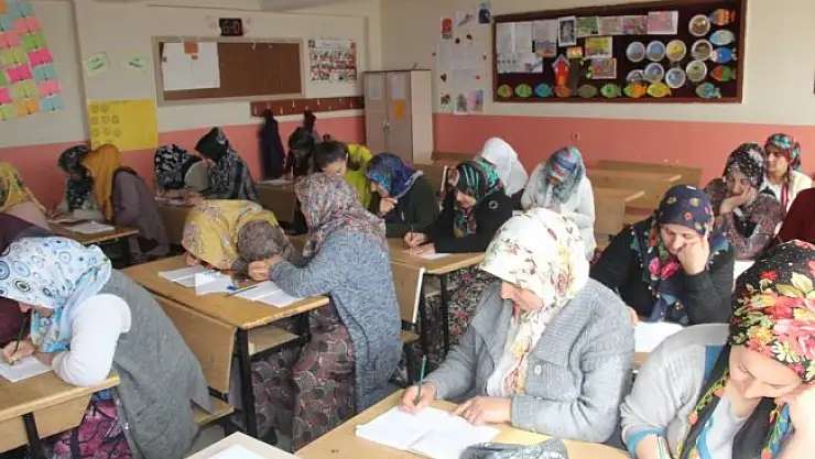 Hakkari'de 5 bin kadın okuma yazma öğreniyor