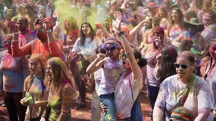 'Holi Festivali' yine renk saçacak