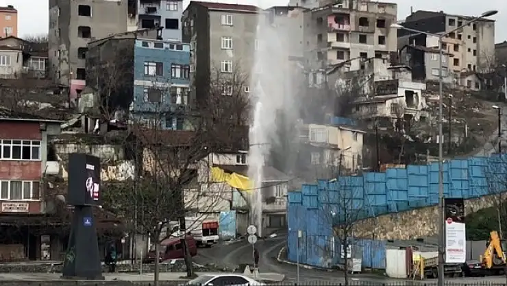 İsale borusundan yükselen su evlerin boyunu geçti