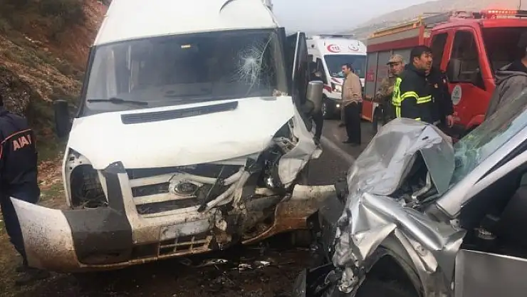 İşçi servisi ile hafif ticari araç çarpıştı: 14 yaralı