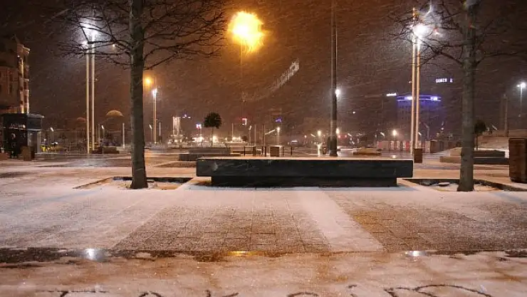 İstanbullular güne beyaz örtü ile uyandı