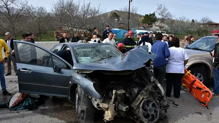 Kontrolden çıkan otomobil refüje çarptı: 1 ölü, 1 yaralı