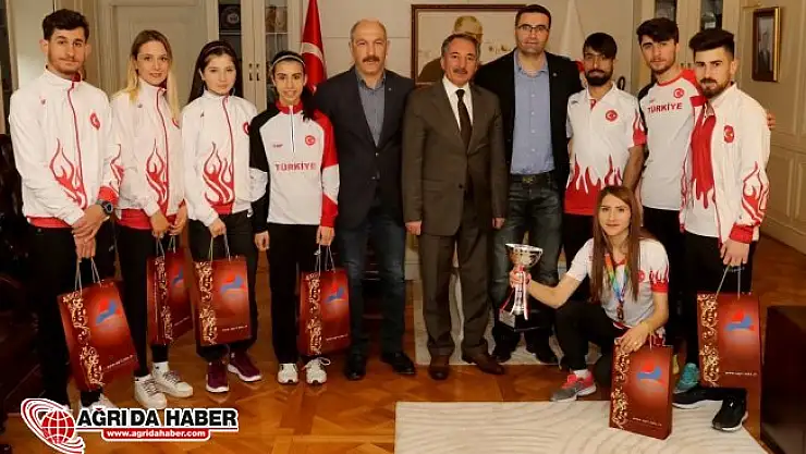 Kros'ta derece yapan öğrencilerden Rektör Abdulhalik Karabulut'a ziyaret