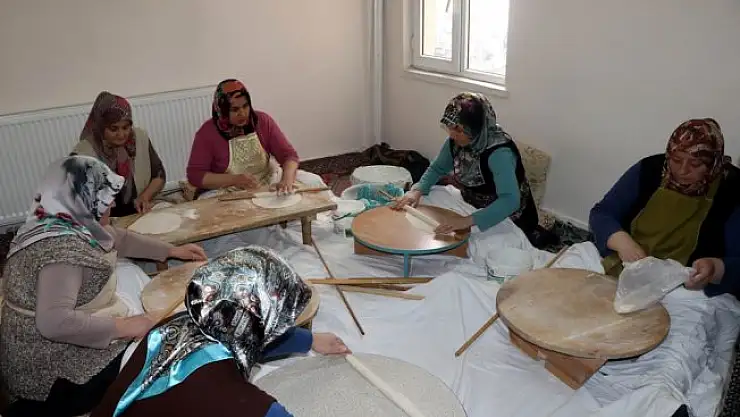 Mantı ve gözleme satarak öğrencilere burs veriyorlar