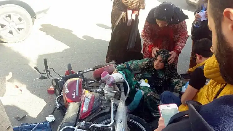 Motosikletin çarptığı kadının ayağına fren pedalı saplandı