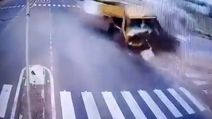 Otobüs kamyona çarptı: 1 ölü, 10 yaralı