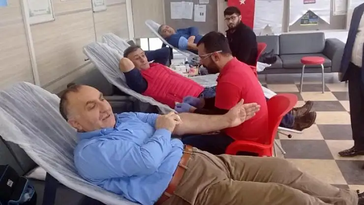 Özel halk otobüsü çalışanları Mehmetçik için kan verdi