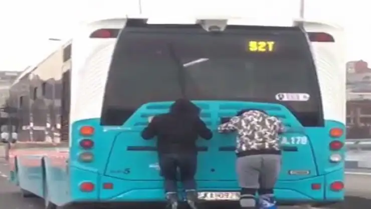 Patenci gençlerin kıl payı ölümden döndüğü anlar kamerada