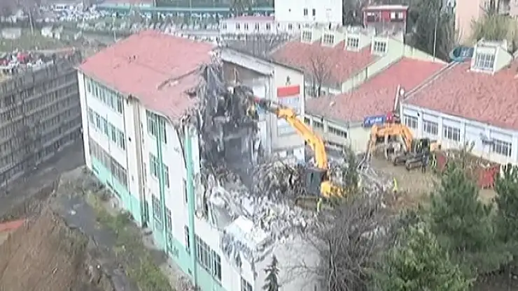 Şişli Endüstri Meslek Lisesi'nin çökme tehlikesi geçiren binası yıkılıyor