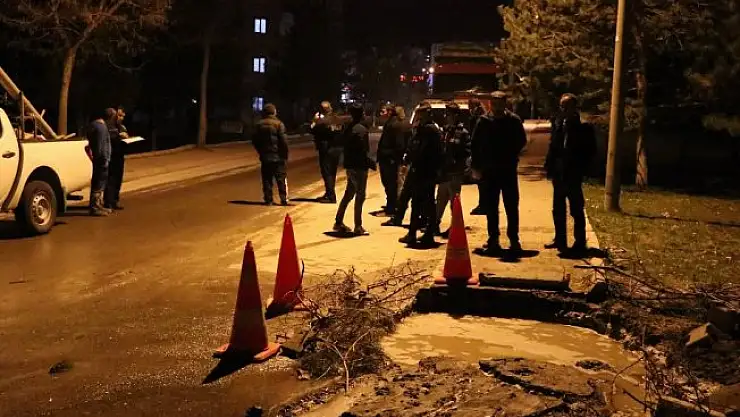 Su borusu patladı, 13 yaşındaki çocuk çukura gömüldü