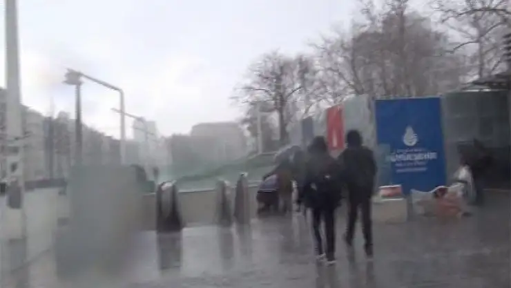 Taksim'de yağmur vatandaşlara zor anlar yaşattı
