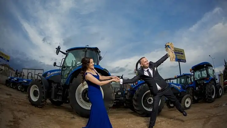 Traktör galerisi gelin ve damat için stüdyo oldu