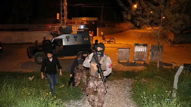 Tren hattı yanında yakılan ateş polisi alarma geçirdi