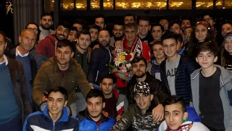 Ttaraftarlar Şenol Güneş'i ziyaret ederek çiçek verdi