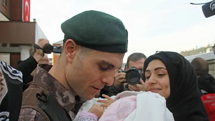 Yeni doğan bebeğini öperek Afrin için yola çıktı