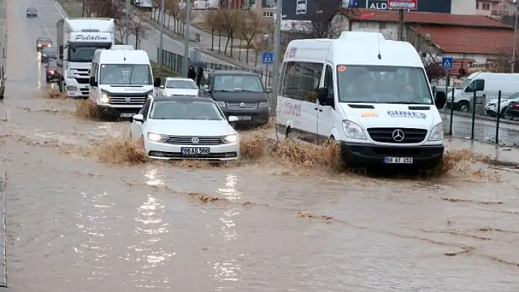 Yollar göle döndü: Sürücüler zor anlar yaşadı
