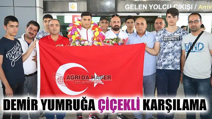 Demir Yumruk Malkan Çiçeklerle Karşılandı