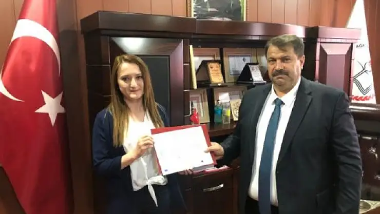 Ulusal Kalite Etiketi Almaya Hak Kazanan Öğretmenin Ödülü Turan'ın Elinden