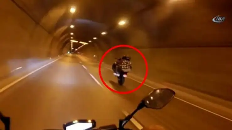 İstanbul'da Tek Teker Yapan Motorcu Kaza Yaptı