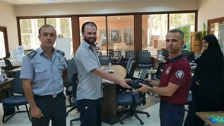 Kocaeli'de Güvenlik Görevlisi Olan Adam Parkta Bulduğu Çantayı Sahibine Ulaştırdı