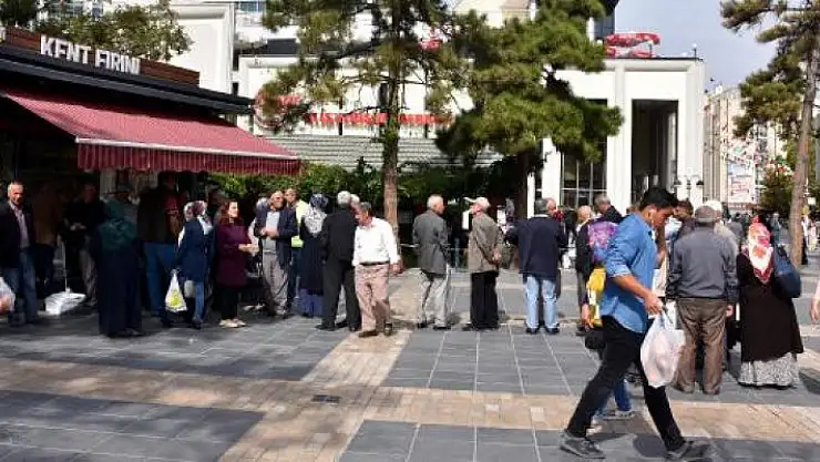 Kayseri'de ekmek kuyruğu oluştu!