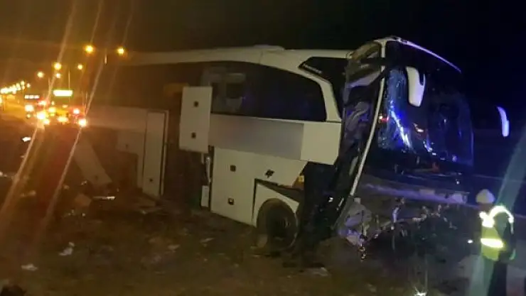 Niğde'de Yolcu Otobüsü Refüje Çarptı Çok Sayıda Yaralı Var!