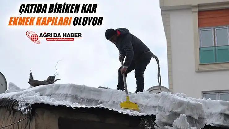 Ağrı'da Çatıda Biriken Kar Vatandaşların Ekmek Kapıları Oldu