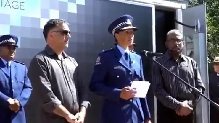 Yeni Zelanda'da polis şefi gözyaşlarıyla Müslüman Oldu