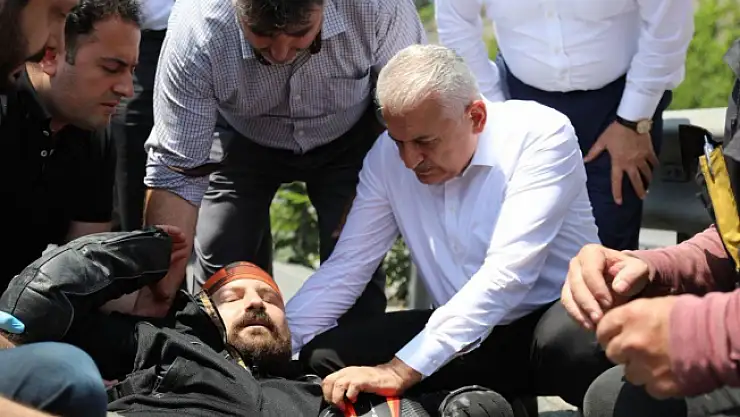Kaza geçiren Motosikletcinin Yardımına Binali Yıldırım koştu