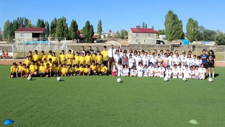 Taşlıçay'da 140 öğrenciye spor malzemesi dağıtıldı