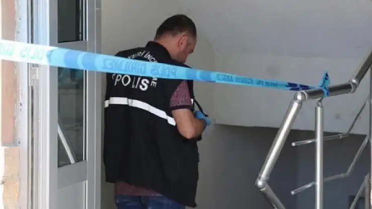 Asansör'de Üzerine Dolap Devrildi