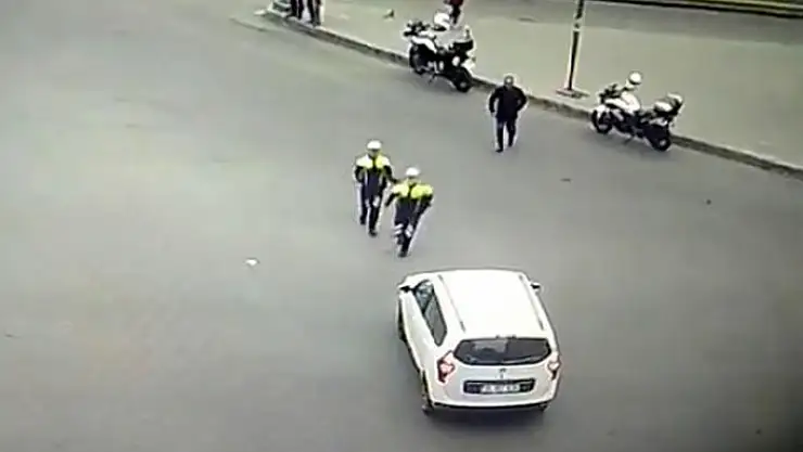Dili Boğazına Kaçan Sürücüyü Polisler Kurtardı