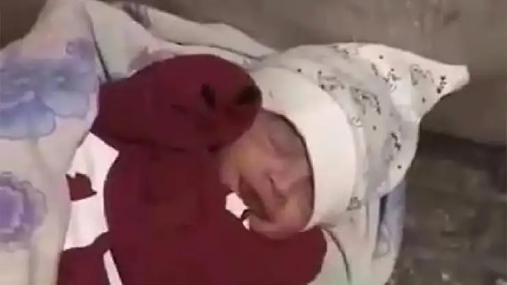 Yeni Doğan Bebeği Sokağa Attılar