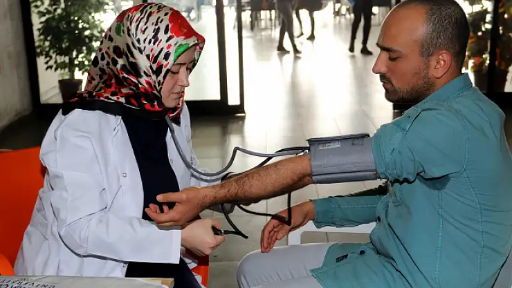AİÇÜ Eczacılık Kulübü Öğrencileri Şeker ve Tansiyon Ölçümü Yaptı