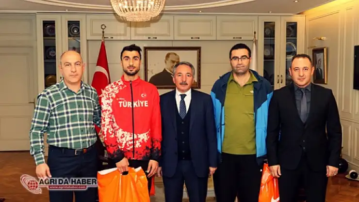 AİÇÜ Rektörü KARABULUT, Dünya İkincisi Sporcuyu Kutladı