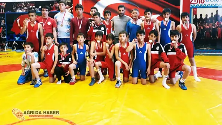 Eleşkirtli 22 Güreşçi Okullara Arası Müsabakalara Damga Vurdu