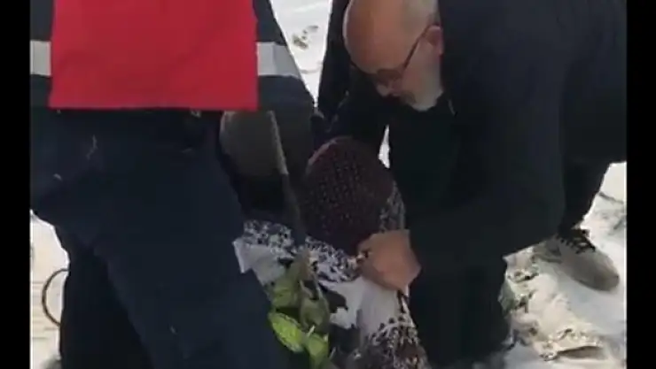 Ağrı Belediyesi Ekipleri Su Kuyusuna düşen Yavru Köpekleri Kurtardı