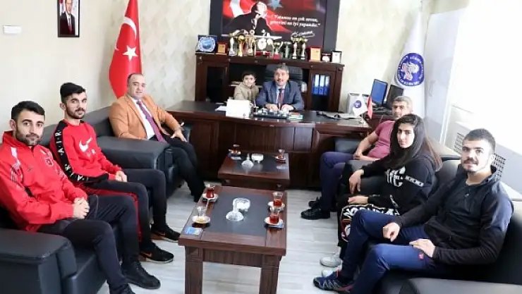 Ağrı'da başarılı sporculardan Gençlik ve Spor İl Müdürüne ziyaret