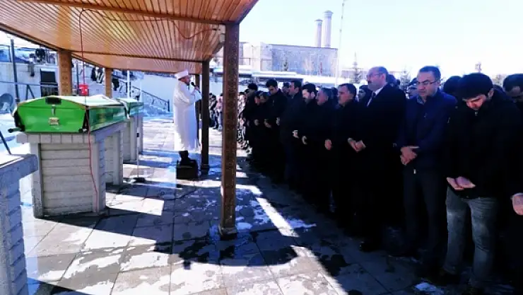 AİÇÜ Rektörü Karabulut'un kayınvalidesi Sabiha Ağgül Toprağa verildi