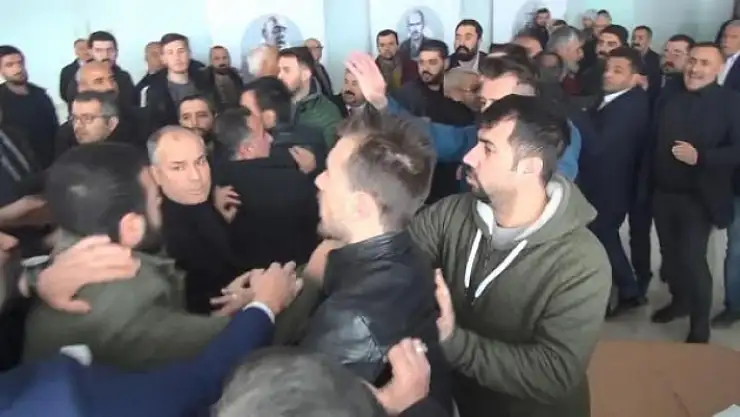 CHP Kongresi Karıştı! Taraflar Bir Birine Girdi!