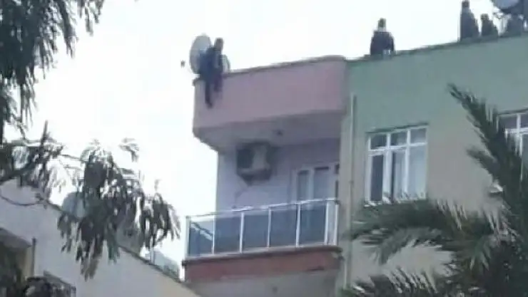 Eşi Çiçeği Kabul Etmeyince Çatıya Çıktı!