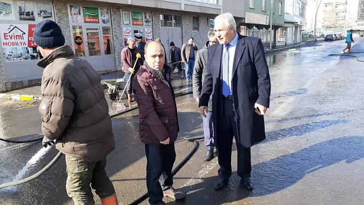 Eleşkirt Belediyesi Cadde ve Sokakları Dezenfekte etti