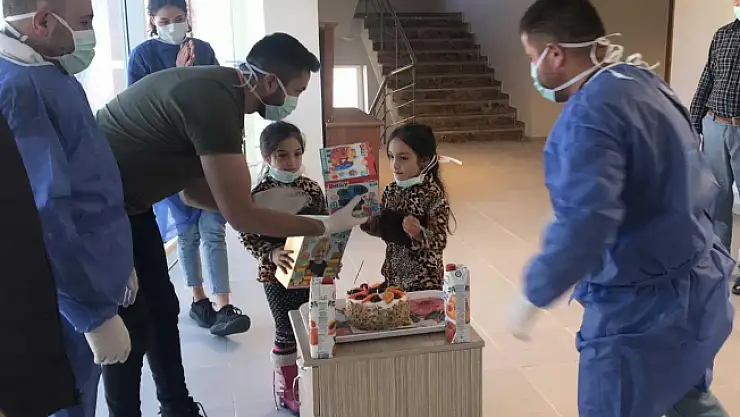 Ağrı Karantinada tutulan ikizlere yeni yaş sürprizi