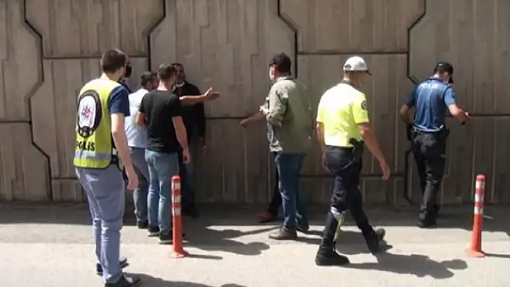 Ehliyetsiz sürücü polise bıçakla saldırdı!