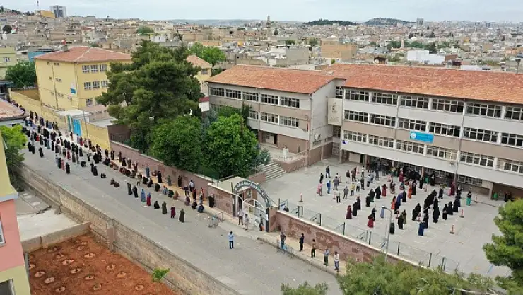 PTT'de Günde 300 Bin Kişilik Kuyruk Oluşuyor!