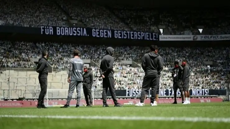 Tribünlere taraftarlar yerine fotoğrafları yerleştirildi!