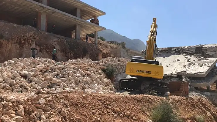Kaçak yapıların yıkım işlemleri devam ediyor