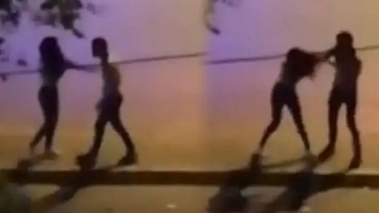Tartıştığı kızı sokak ortasında dövdü!
