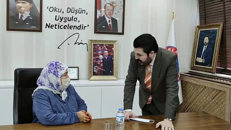 Ağrı Belediye Başkanı Savcı Sayan'dan Yaşlı Teyzeye Yardım Eli!